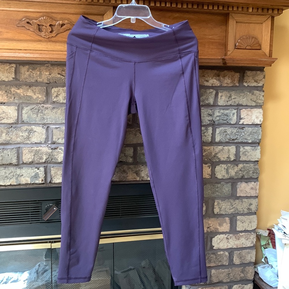 Victoria’s Secret “Victoria sport” knockout dk purple leggings. Size large short